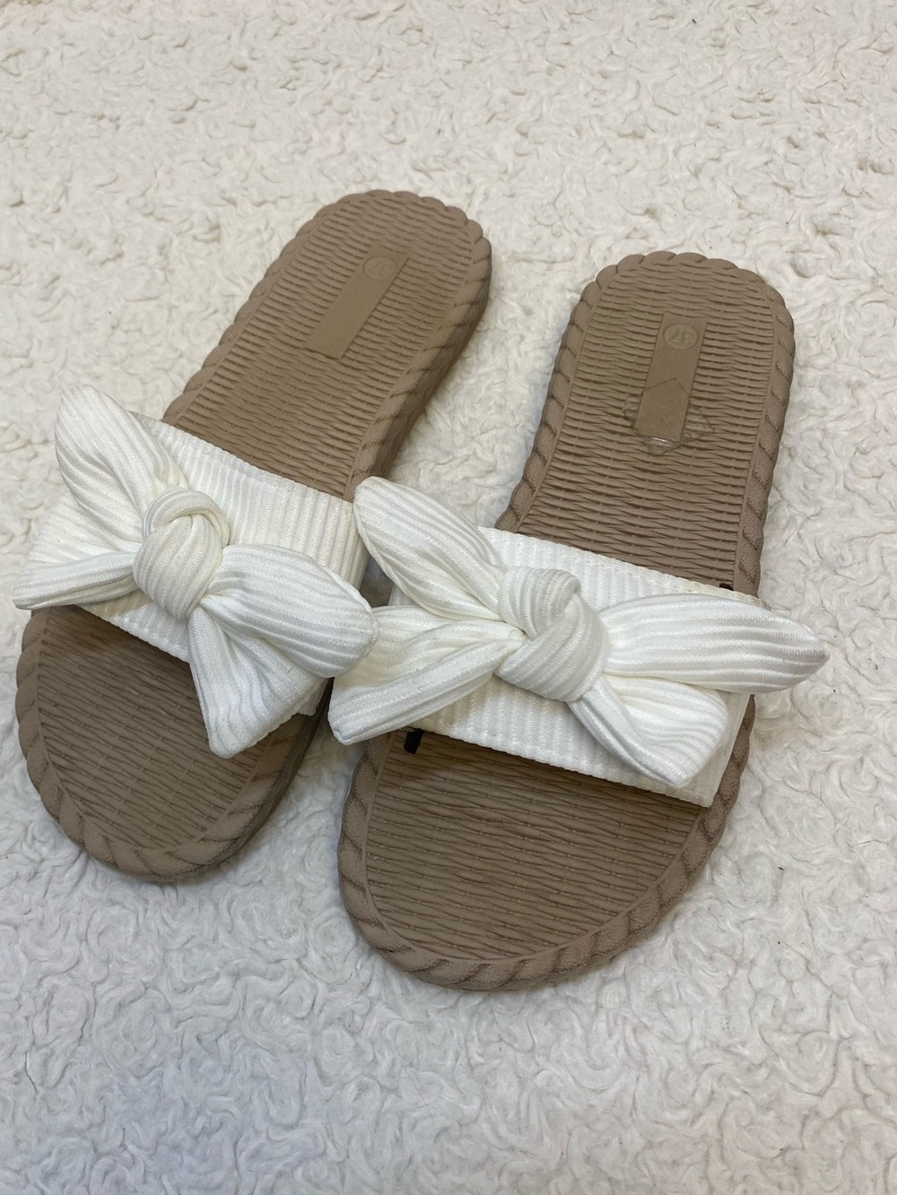 bowknot slip-on sandal rattan texture on the sole beige & white women’s size 6.5